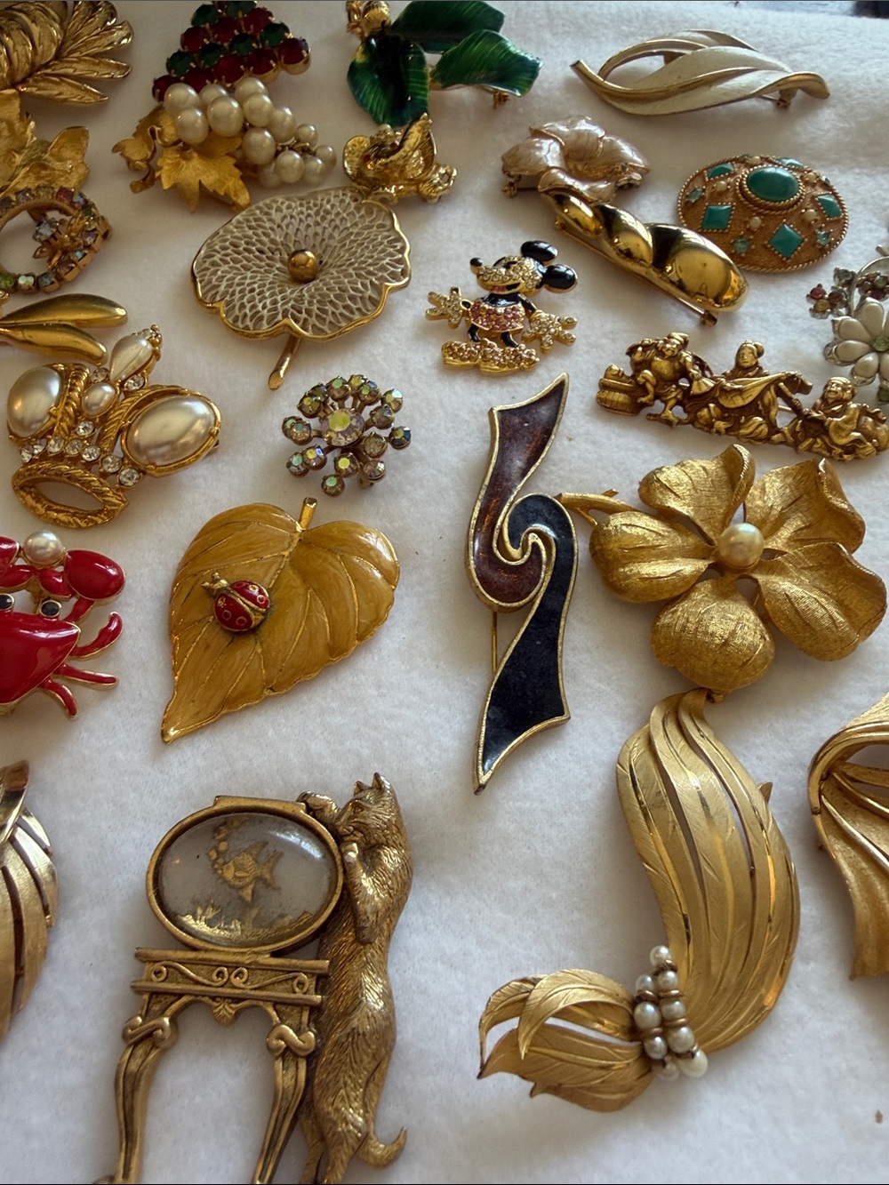 Vintage Gold-Tone Mixed Brooch Lot - some signed Accent Pins - Picture 3 of 8